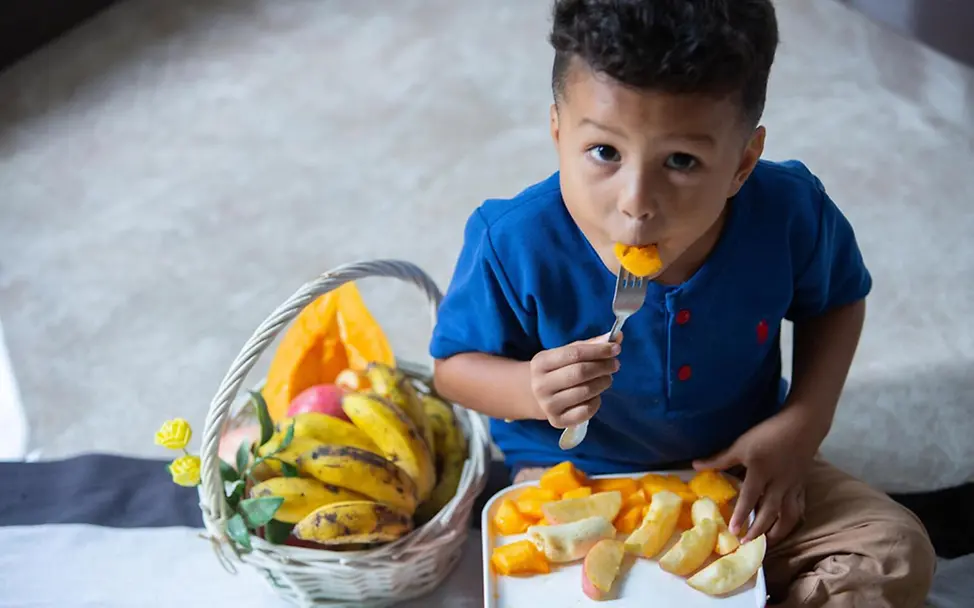 Timor-Leste: Jayden isst Bananen und Papaya | © UNICEF/Pinto Amaral Timor-Leste: Jayden isst Bananen und Papaya