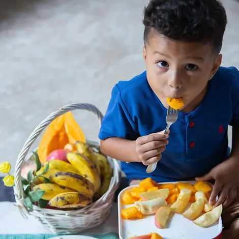 Timor-Leste: Jayden isst Bananen und Papaya | © UNICEF/Pinto Amaral Timor-Leste: Jayden isst Bananen und Papaya