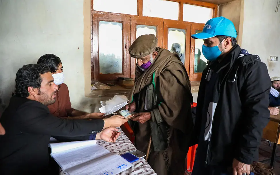 Afghanistan: Ein Mann erhält Cash Assistance durch UNICEF | © UNICEF/Fazel Afghanistan: Ein Mann erhält Cash Assistance durch UNICEF