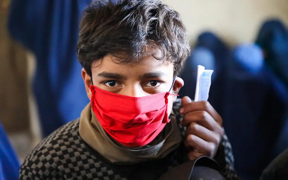 Afghanistan: Ein Junge bei der Bargeld-Ausgabe durch UNICEF | © UNICEF/UN0574476/Fazel Afghanistan: Ein Junge bei der Bargeld-Ausgabe durch UNICEF