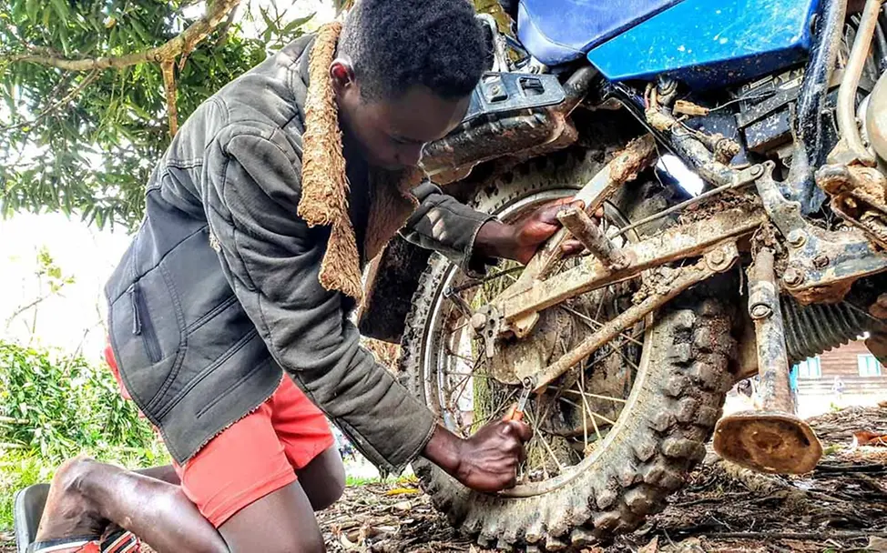 Kongo: Charmant war Kindersoldat und möchte nun als Mechaniker arbeiten | © UNICEF/Wenga Kindersoldaten: Charmant im Kongo war Kindersoldat und möchte nun als Mechaniker arbeiten