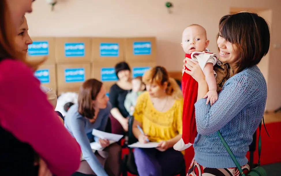 Ukraine-Krieg Verlauf: Eine UNICEF-Mitarbeiter*innen schulen Mütter zum Thema Stillen.