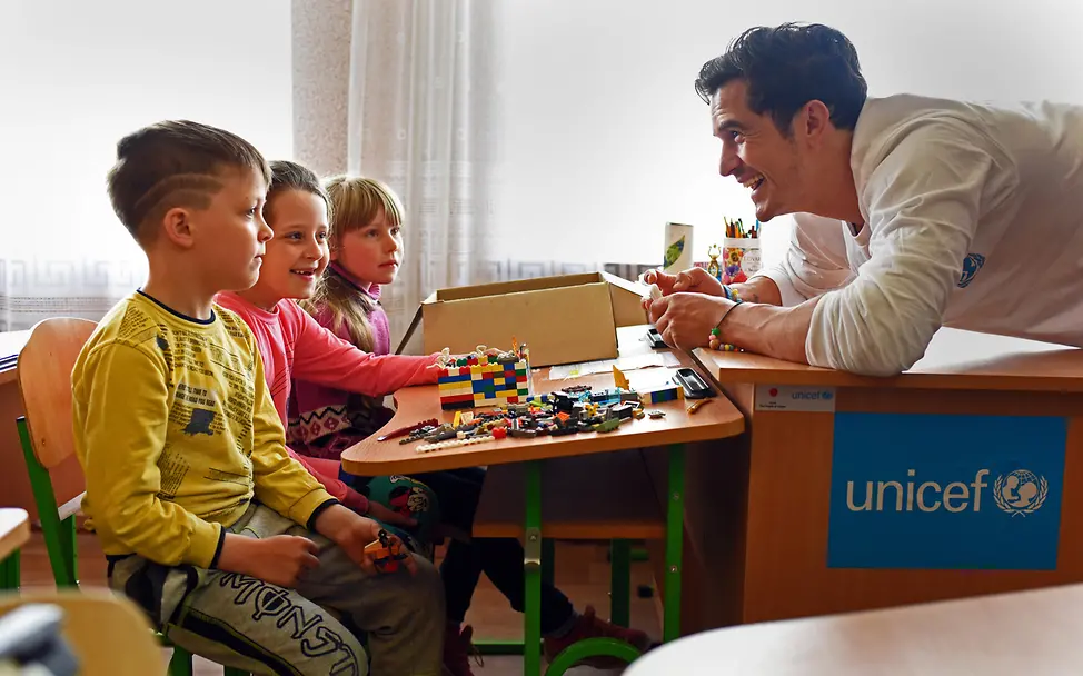 Ukraine-Krieg Verlauf: UNICEF-Botschafter Orlando Bloom besucht eine Schule in der Ukraine.