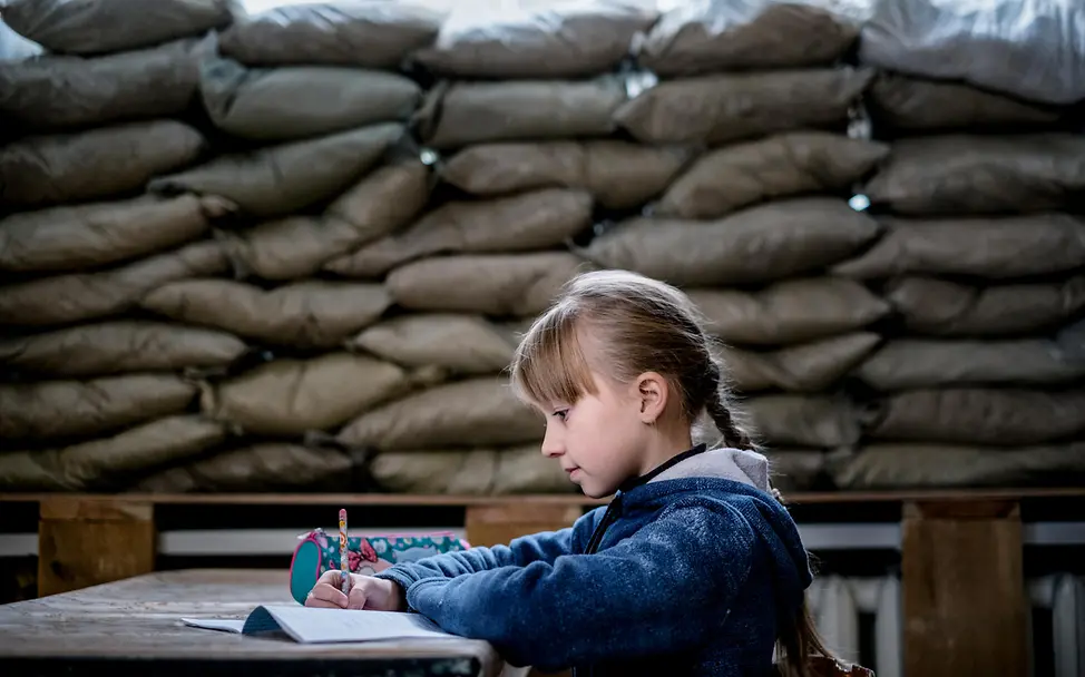 Ukraine-Krieg Verlauf: Lera lernt in einem Klassenraum, der mit Sandsäcken geschützt ist.