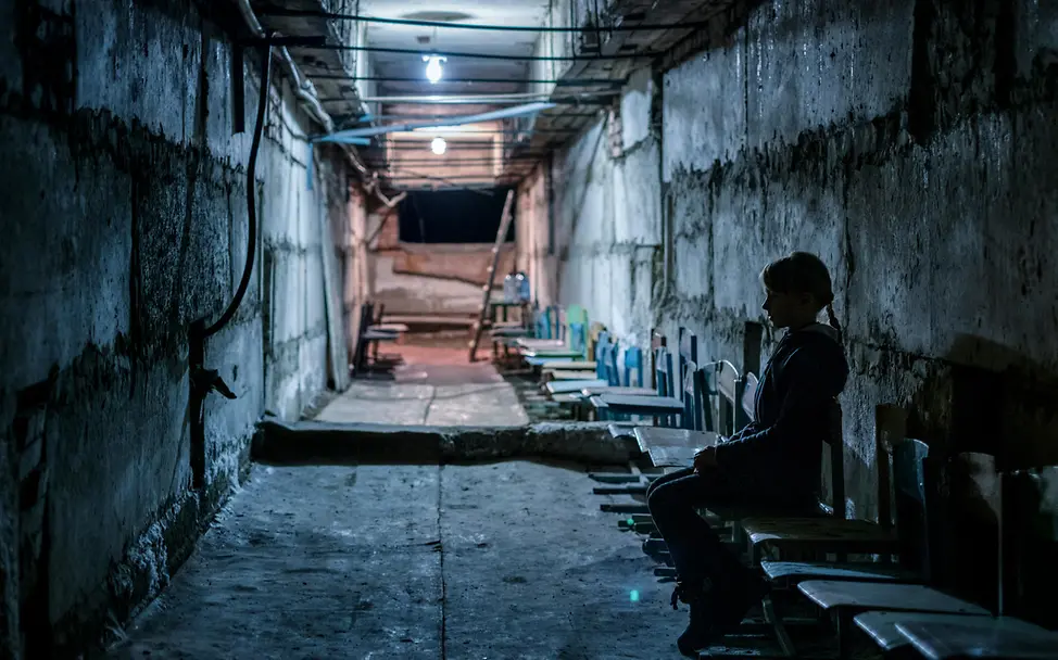 Ukraine-Krieg Verlauf: Lera sitzt im Luftschutzkeller ihrer Schule.
