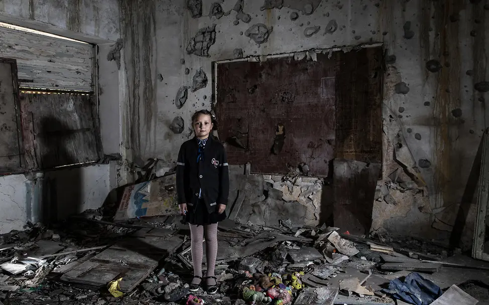 Ukraine-Krieg Verlauf: Masha steht inmitten ihrer zerstörten Schule.