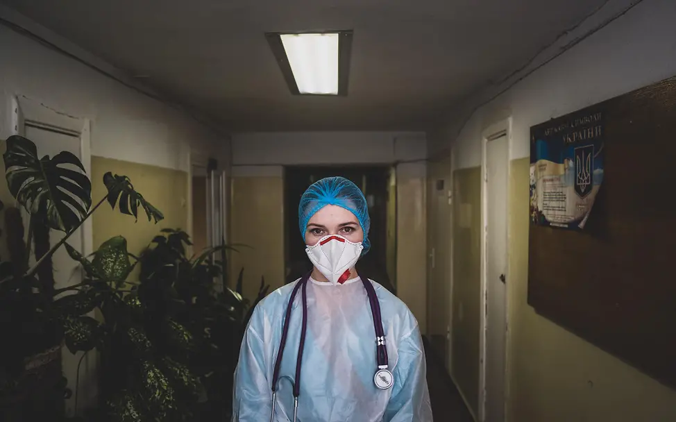 Ukraine-Krieg Verlauf: Daria in ihrer Schutzkleidung im Krankenhaus in der Ukraine.