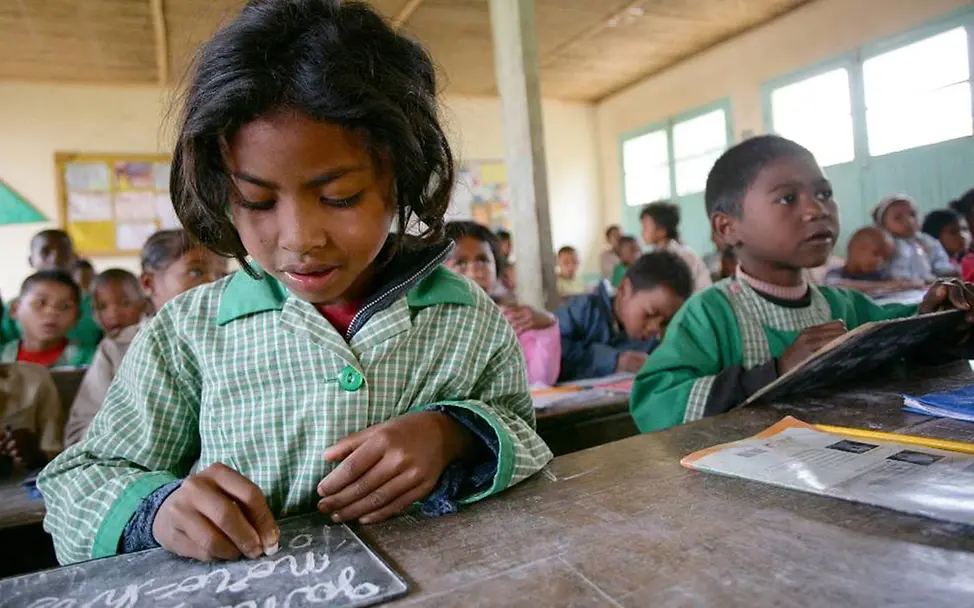 Schulen für Afrika in Madagaskar | © UNICEF/Pirozzi Schule für jedes Kind Afrikas: Schulkinder in Madagaskar während des Unterrichts.