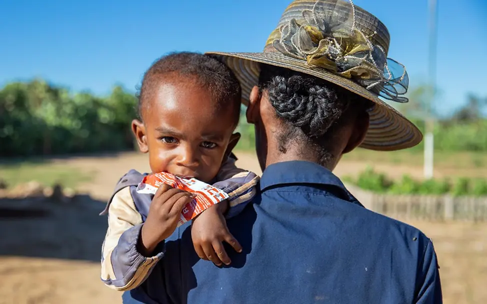 Hunger weltweit - Kampf gegen den Welthunger: Ein Junge in Madagaskar bekommt Erdnusspaste gegen Unterernährung.
