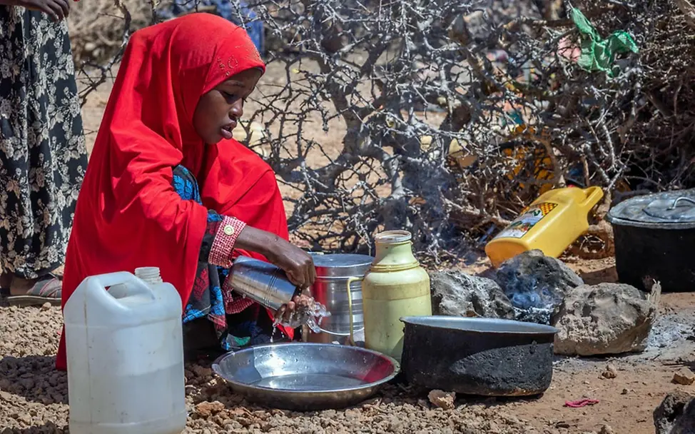 Hunger weltweit: UNICEF bohrt tiefe Bohrlöcher, damit Kinder wie dieses Mädchen in Somalia Wasser haben. 