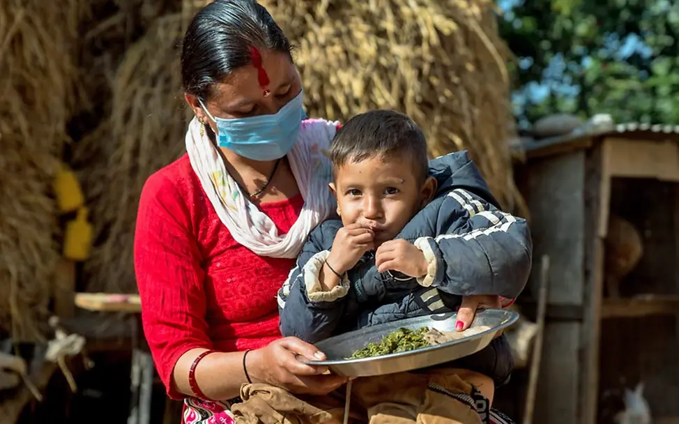 Hunger weltweit: Eine Mutter in Nepal hat für ihren Sohn gekocht. 