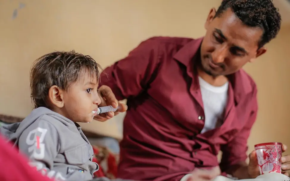 Hunger weltweit: Ein Kind im Jemen braucht humanitäre Hilfe und wird mit Spezialmilch gefüttert. 