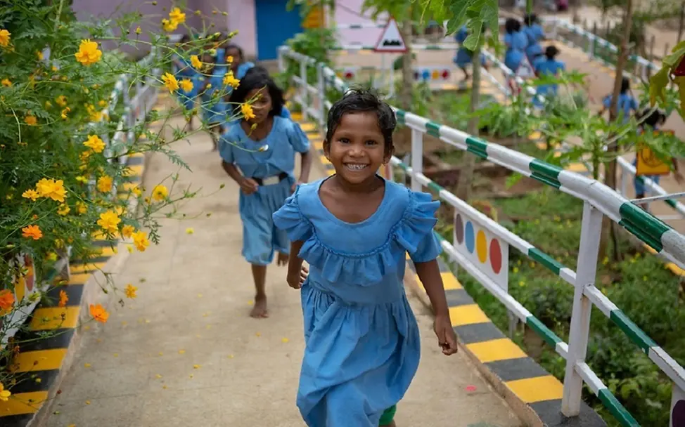 Auf Kosten der Kinder | © UNICEF/Latif Indien: Mädchen laufen lächelnd einen Weg hinauf