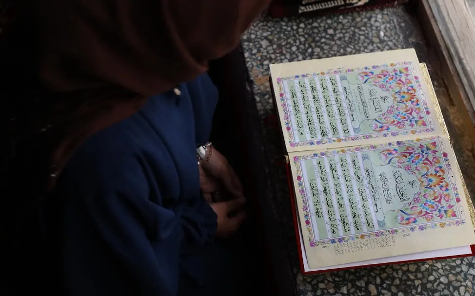 Konzentriert liest die 15-jährige Fatema aus Afghanistan in ihrem Schulbuch. 