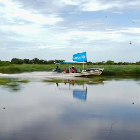 Hilfsgüter Südsudan: Ein Schnellboot transportiert Medikamente auf dem Nil.