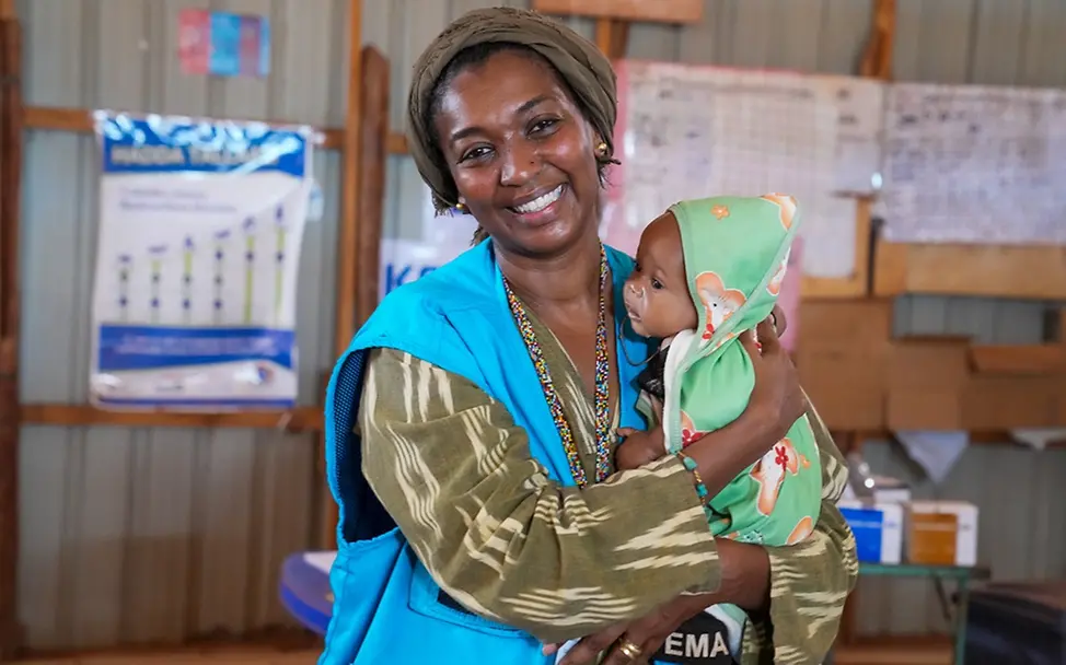 Stellvertretende UNICEF-Regionaldirektorin für das östliche und südliche Afrika zu Besuch im Gesundheits- und Ernährungszentrum