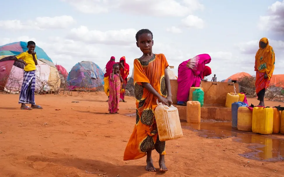 Foto-Reportage: Dürre am Hon von Afrika | © UNICEF/Fazel Somalia: Ein Mädchen trägt Wasser in einem Kanister.