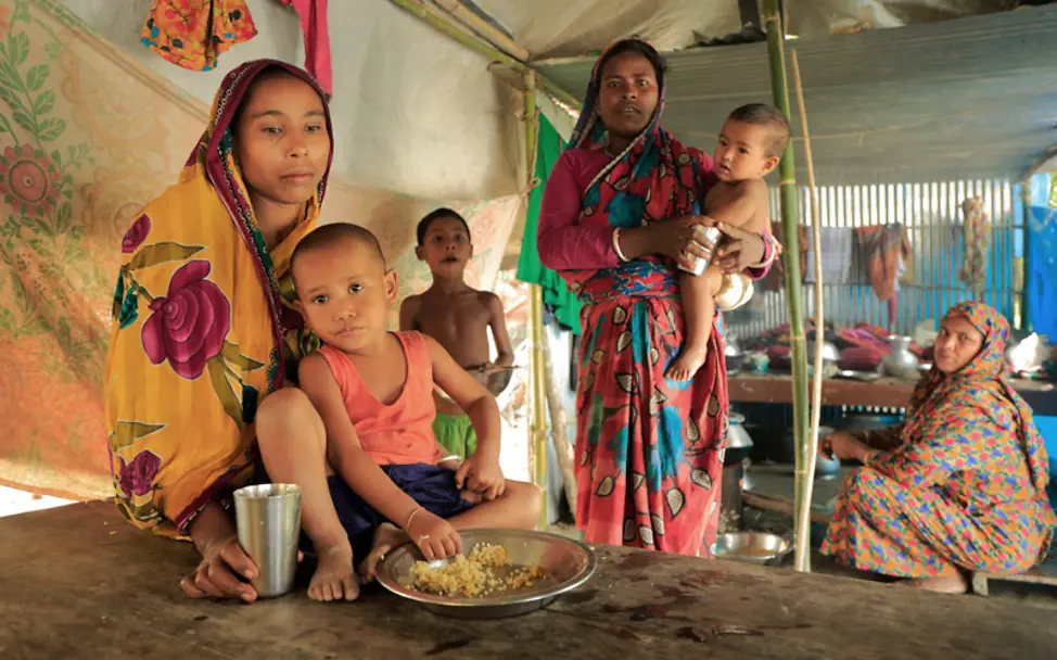 Essensausgabe in Rangpur Bangladesch | © UNICEF/Saeed Spenden Bangladesch: Mutter mit Kind bei Essensausgabe in Rangpur Bangladesch