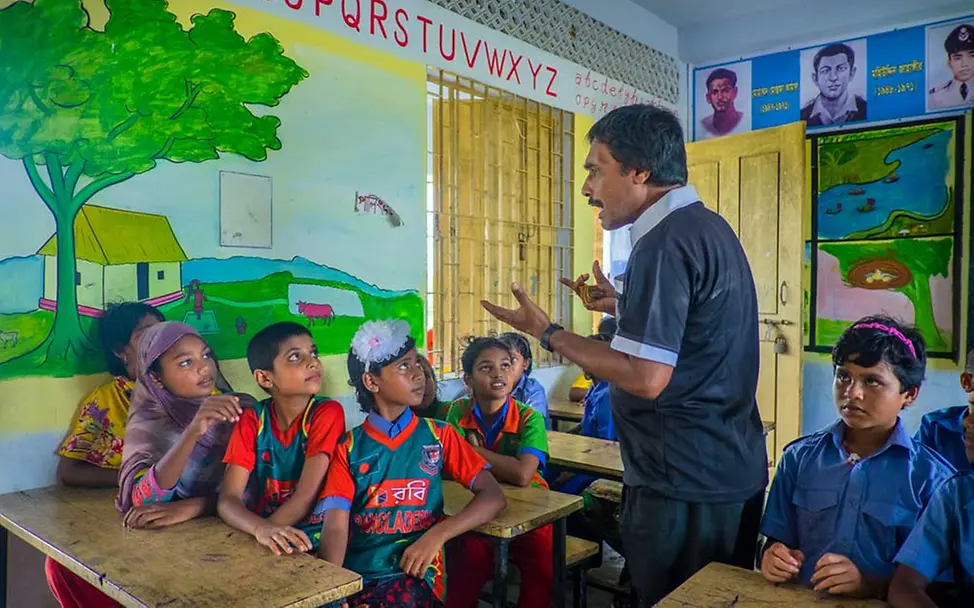 UNICEF-Hilfsprojekte in Bangladesch sorgen für mehr Chancengleichheit | © UNICEF/Latif Spenden Bangladesch: Ein Lehrer unterrichtet eine Schulklasse in Bangladesch.