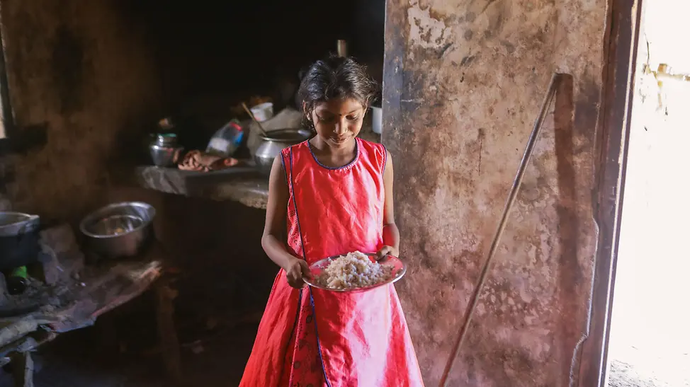 Jebamalar (12) hält ihr heutiges Mittagessen in den Händen. | © UNICEF/UNICEF Sri Lanka Jebamalar, 12-jähriges Mädchen, mit ihrem Mittagsteller.