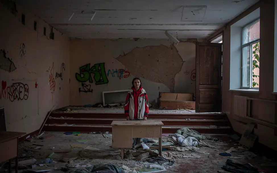 Ukraine-Krieg Verlauf: Darya steht in ihrem zerstörten Klassenzimmer in der Ukraine.