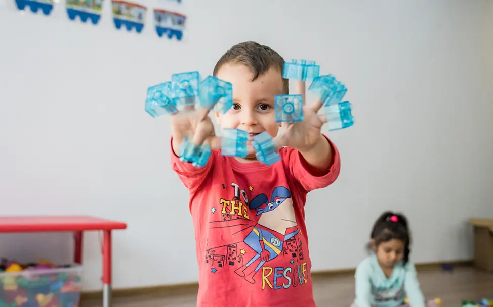 Rumänien: Ein Junge spielt mit LEGO Steinen | © UNICEF/Moldovan Rumänien: Ein Junge spielt mit LEGO Steinen