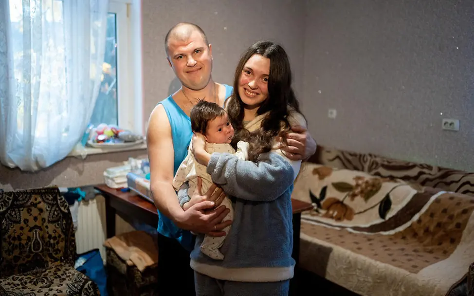 Krieg in der Ukraine: Ein Paar hält seine neugeborene Tochter im Arm | © UNICEF/Filippov Krieg in der Ukraine: Ein Paar hält seine neugeborene Tochter im Arm