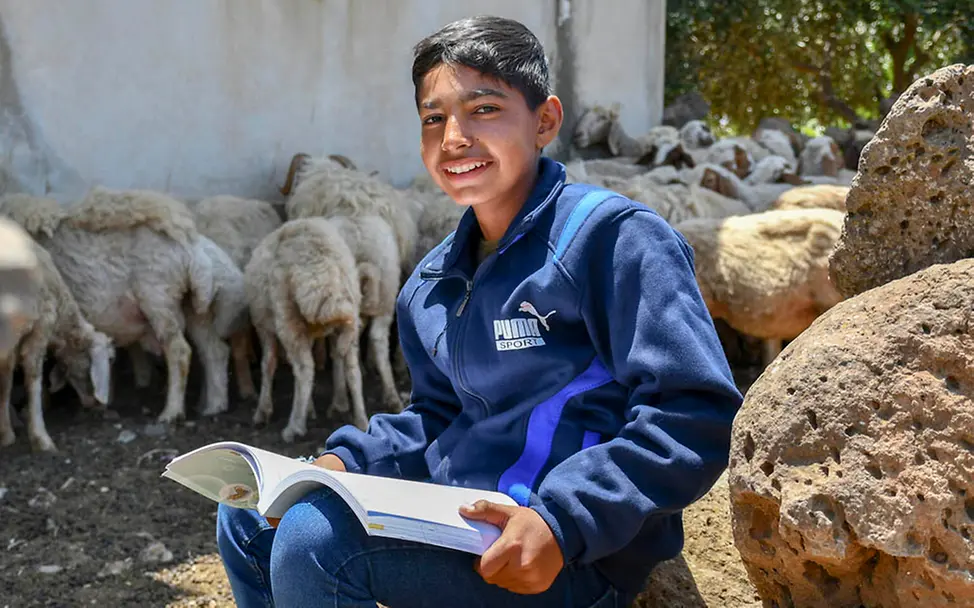 Syrien: Ahmad (13) lernt für sein Examen und hütet gleichzeitig die Schafe | © UNICEF/Shahan Syrien: Ahmad (13) lernt für sein Examen und hütet gleichzeitig die Schafe