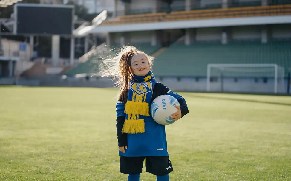 Moldau: Maricica hat das Down Syndrom und möchte Fußballerin werden | © UNICEF/Orehov Moldau: Maricica hat das Down Syndrom und möchte Fußballerin werden