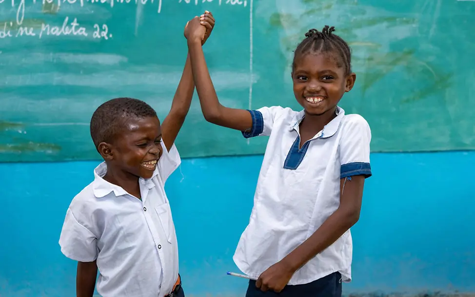 Zwei Schülerinnen in Ghana. Ihre Schule wird von UNICEF unterstützt | © UNICEF/Mulala Zwei Schülerinnen in Ghana. Ihre Schule wird von UNICEF unterstützt