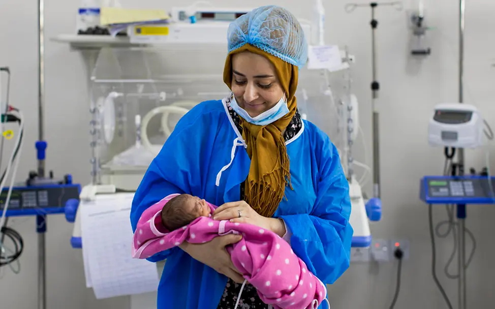 Irak: Eine Mutter hält ihr Neugeborenes in der Känguru-Care-Station des Krankenhauses | © UNICEF/Njiokiktjien Irak: Eine Mutter hält ihr Neugeborenes in der Känguru-Care-Station des Krankenhauses