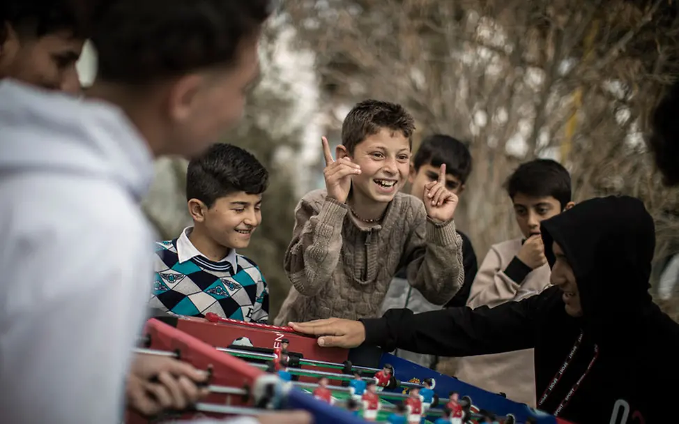 Irak: Kinder spielen ausgelassen Kicker | © UNICEF/Ibarra Sánchez Irak: Kinder spielen ausgelassen Kicker