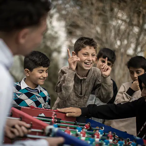 Irak: Kinder spielen ausgelassen Kicker | © UNICEF/Ibarra Sánchez Irak: Kinder spielen ausgelassen Kicker