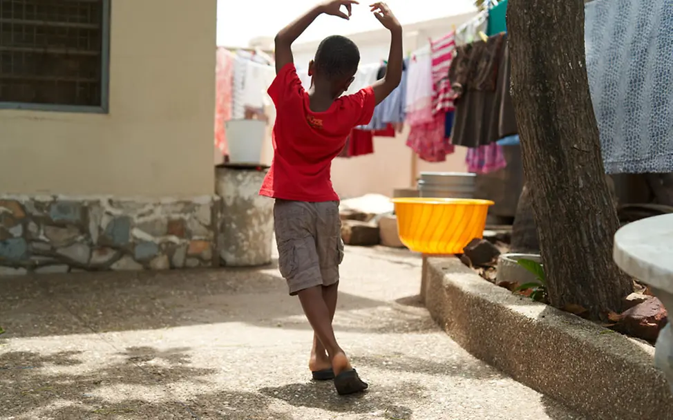 Ghana: Ein Junge tanzt in seinem Zuhause | © UNICEF Ghana: Ein Junge tanzt in seinem Zuhause