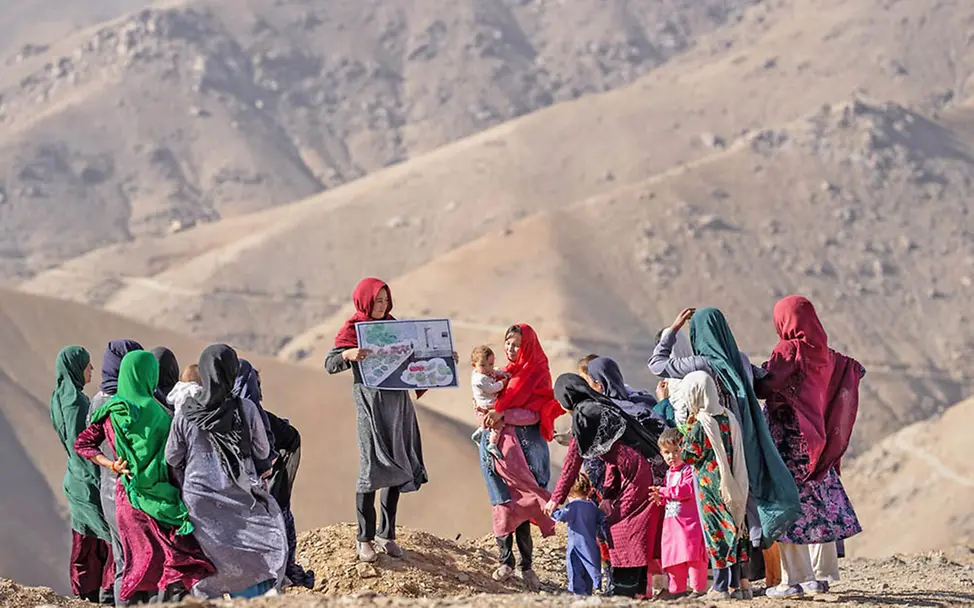 Afghanistan: Eine UNICEF-Gesundheitshelferin schult Mütter in gesunder Ernährung | © UNICEF/Naftalin Afghanistan: Eine UNICEF-Gesundheitshelferin schult Mütter in gesunder Ernährung
