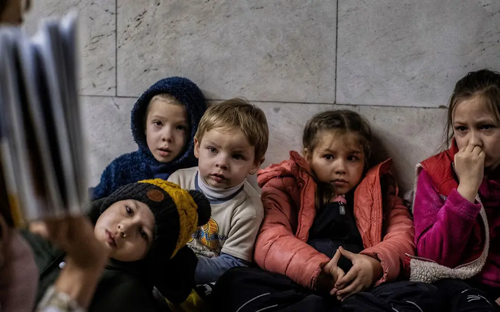 UNICEF Foto des Jahres 2022: Kinder in der ukrainischen U-Bahn | © Ron Haviv, USA, VII for 1843/Economist UNICEF Foto des Jahres 2022: Kinder in der ukrainischen U-Bahn