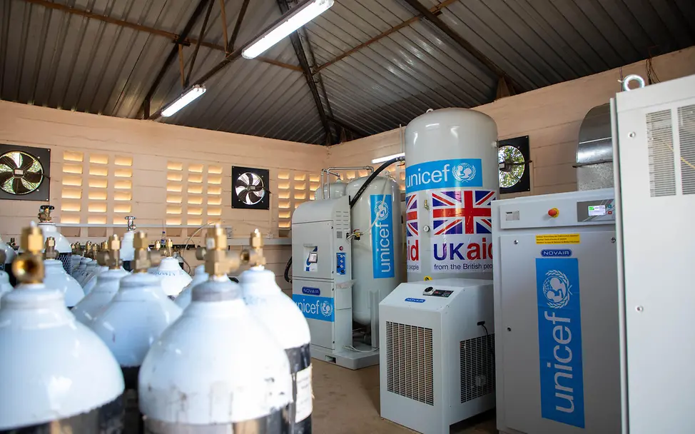 Eine PSA-Sauerstoffanlage in Uganda liefert lebensrettenden Sauerstoff. | © UNICEF3/Abdul Lungenentzündung Kind: Eine PSA-Sauerstoffanlage in Uganda liefert lebensrettenden Sauerstoff.