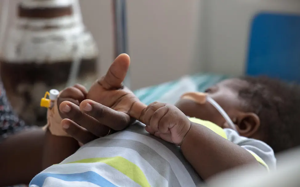 Nyameba (6 Monate) erhält eine Sauerstoffbehandlung gegen Lungenentzündung. | © UNICEF/Kokoroko Lungenentzündung Kind: Nyameba (6 Monate) erhält eine Sauerstoffbehandlung gegen Lungenentzündung.