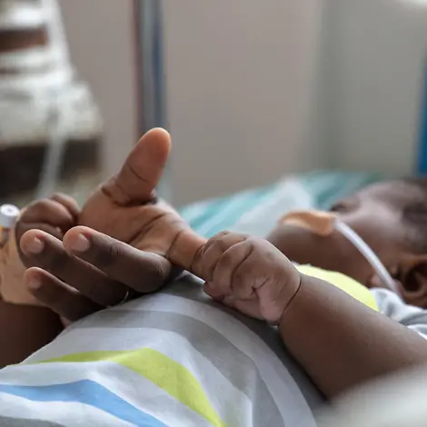 Nyameba (6 Monate) erhält eine Sauerstoffbehandlung gegen Lungenentzündung. | © UNICEF/Kokoroko Lungenentzündung Kind: Nyameba (6 Monate) erhält eine Sauerstoffbehandlung gegen Lungenentzündung.