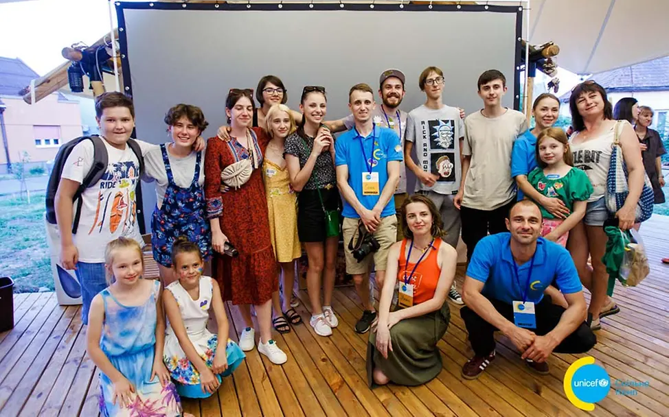 Ukraine-Krieg: Olya und Maryna posieren mit ihrem Team für ein Foto 