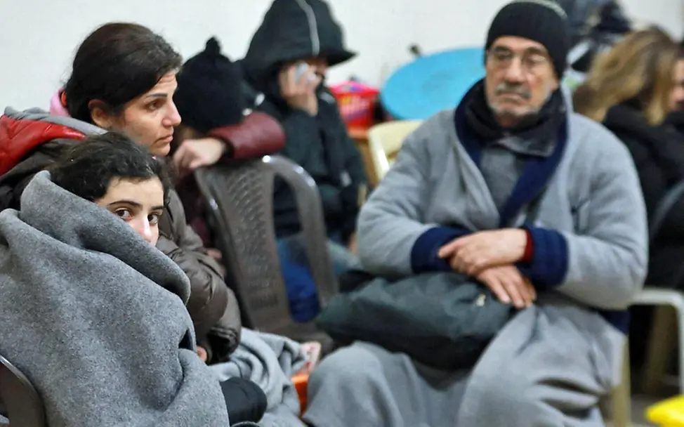 Syrien: Nach dem Erdbeben braucht die Bevölkerung Hilfsgüter, zum Beispiel warme Decken. | © UNICEF/Beshare/AFP Erdbeben in Syrien und der Türkei: Viele Opfer rund um das Epizentrum brauchen dringend Notunterkünfte.
