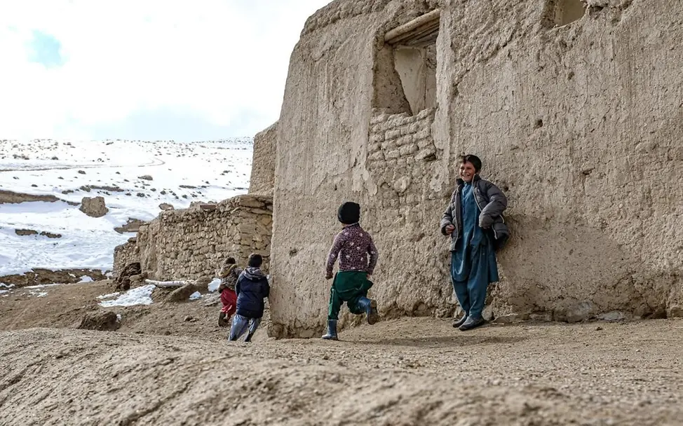 Kinder spielen in einem Dorf im Distrikt Chaghcharan in der Provinz Ghor. 