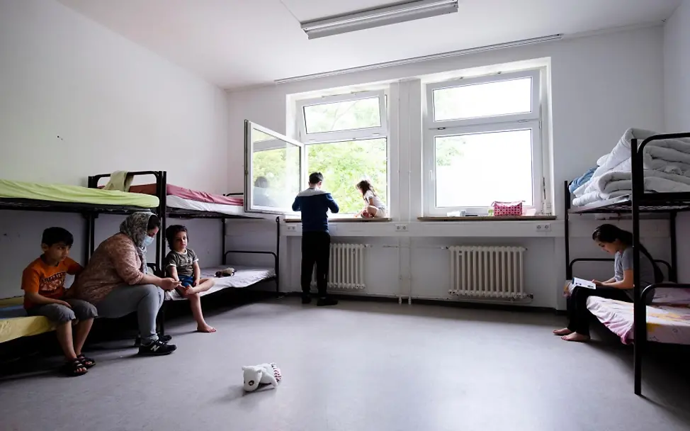 Ein Raum mit Hochbetten in einer Sammelunterkunft