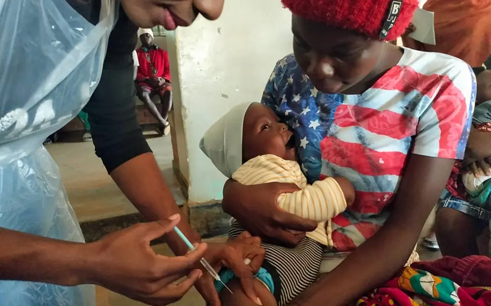 Malaria Impfung: Wichtige Maßnahme zur Vorbeugung: Ein Baby in Malawi erhält eine Malaria-Schutzimpfung. 