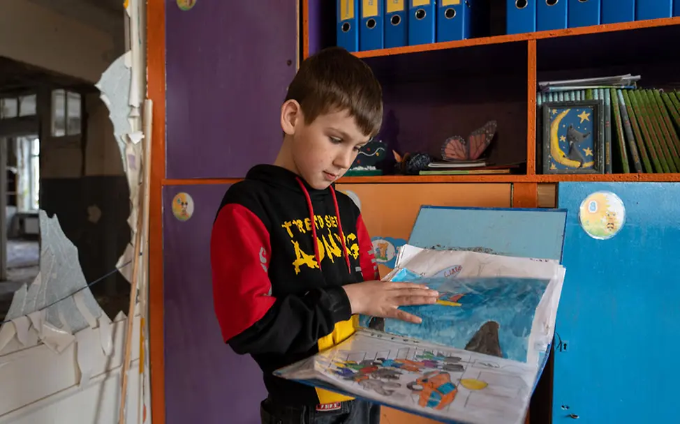 Ukraine: Vladislav in seiner zerstörten Schule | © UNICEF/Filippov Ukraine: Vladislav in seiner zerstörten Schule
