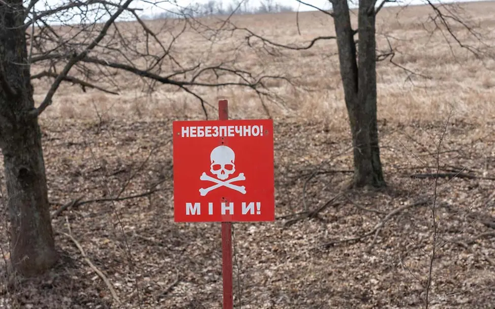 Ukraine: Ein Schild warnt vor Minen | © UNICEF/Filippov Ukraine: Ein Schild warnt vor Minen