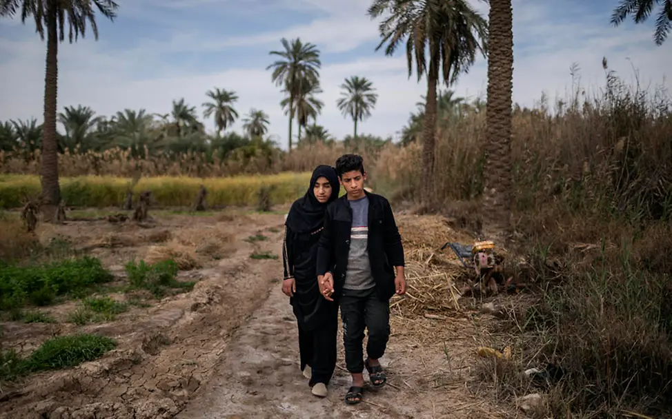 Irak: Zainab ist seit der Explosion einer Mine blind. Ihr Bruder Abdul geht mit ihr spazieren | © UNICEF/Ibarra Sánchez Irak: Zainab ist seit der Explosion einer Mine blind. Ihr Bruder Abdul geht mit ihr spazieren