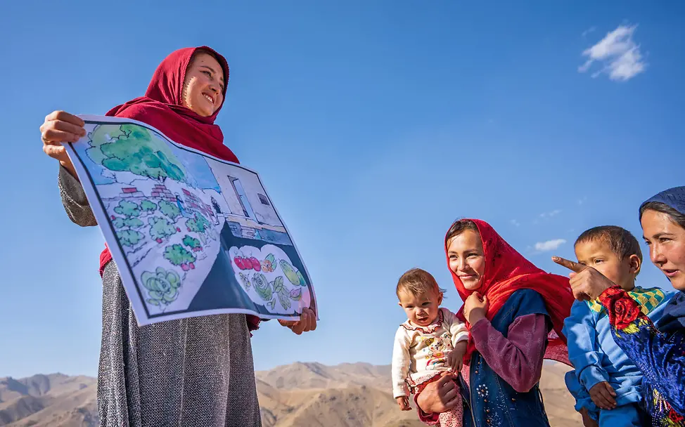 In jedem Winkel dieser Welt stärken Gesundheitshelfer lokale Gemeinden. | © UNICEF/Naftalin Somaya, Gesundheitshelferin von UNICEF, erklärt Müttern in Afghanistan die Bedeutung einer gesunden Ernährung.