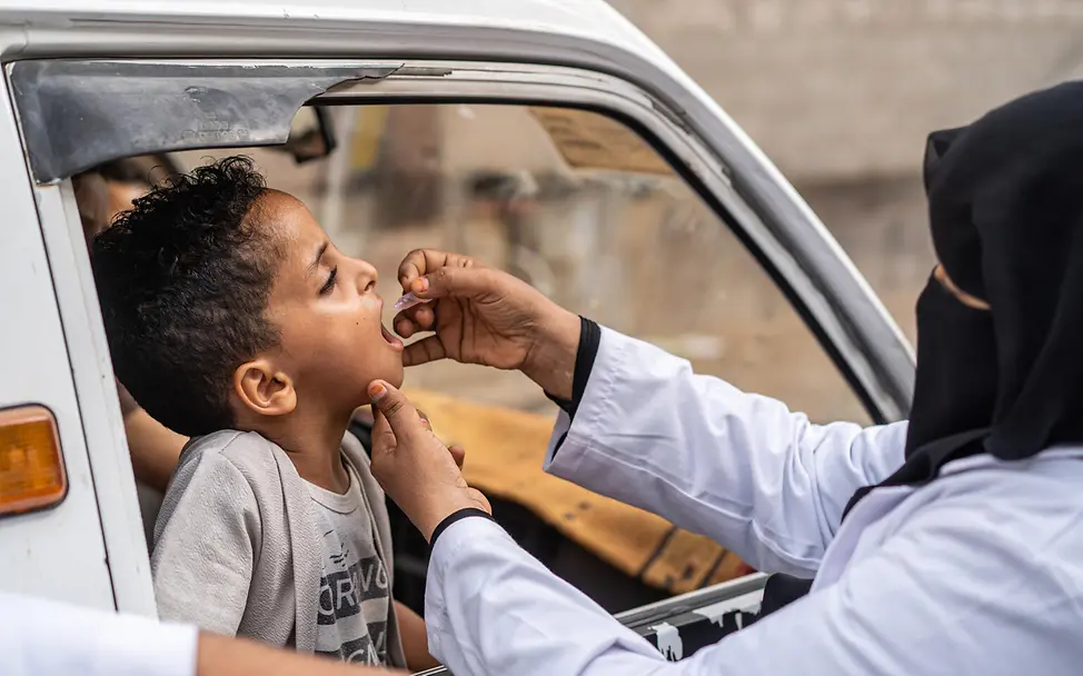 Während Impfkampagnen gilt es so viele Kinder wie möglich mit lebensrettenden Impfstoffen zu erreichen. | © UNICEF/Hayyan Jemen: Ghada impft den 5-jährige Aheen Fahd gegen Polio.