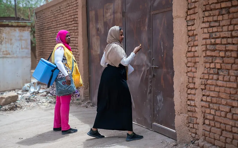 Gesundheitshelferinnen im Einsatz | UNICEF/Mojtba Moawia Mahmoud Polio: Sudan: Zwei Impfhelferinnen klopfen an einer Tür